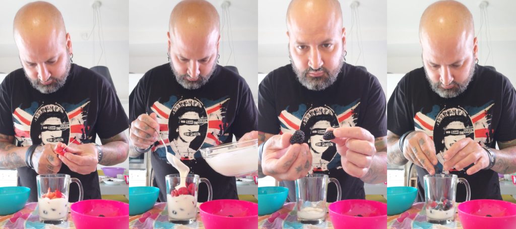 Cremige Joghurtbecher mit Griechischem Joghurt und Beeren: Leichter Sommernachtisch