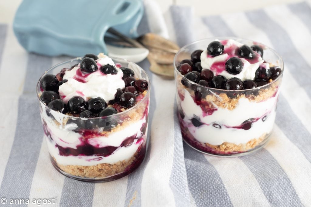 Joghurt-Becher mit Blaubeeren