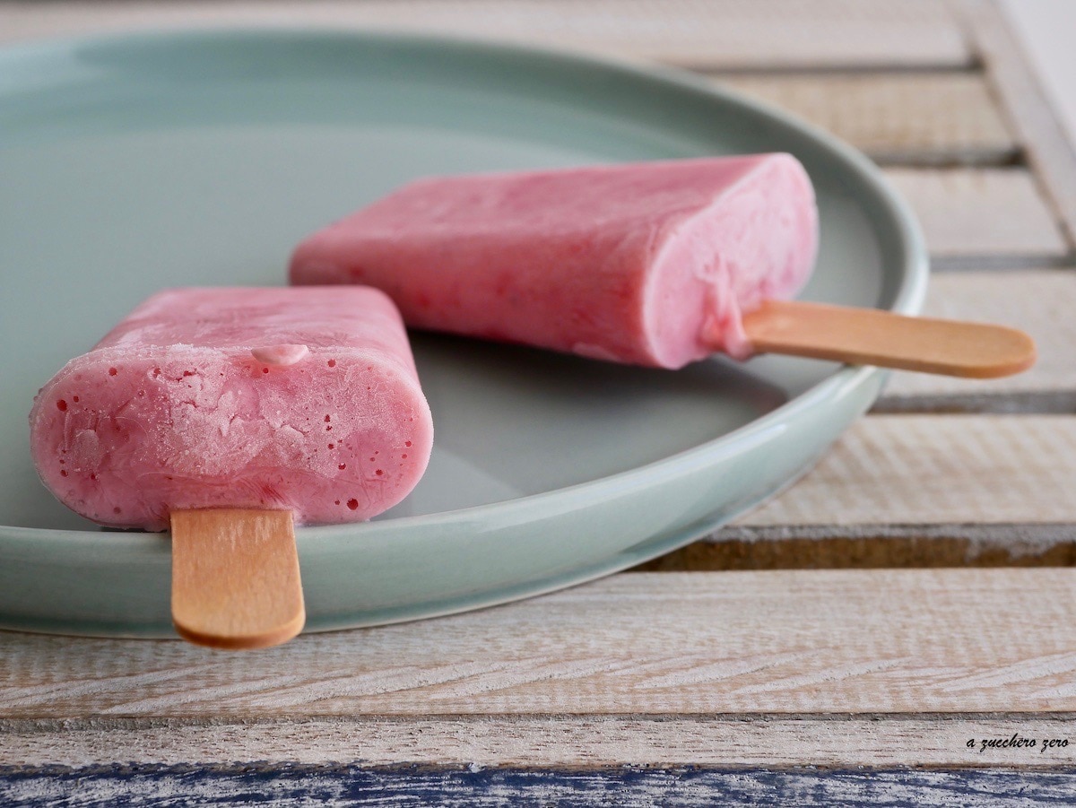 Joghurt-Erdbeer-Eis am Stiel ohne Zucker