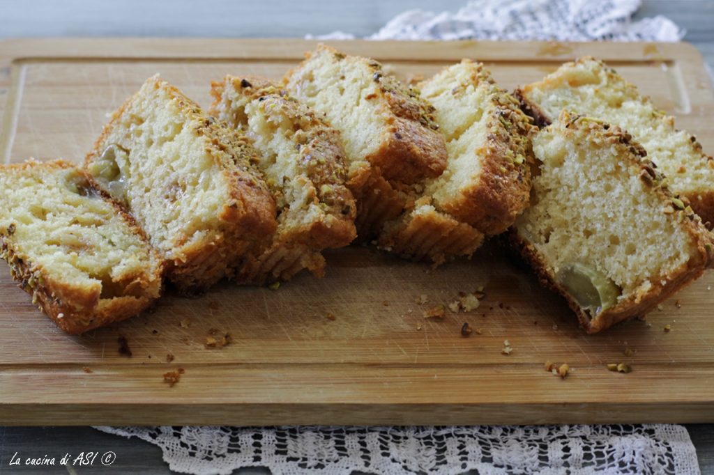 Joghurt-Pflaumenkuchen mit Trauben und Feigen