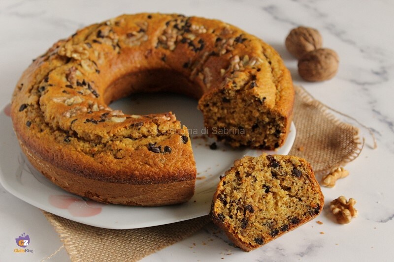 Superweicher Karotten-Nuss-Schokoladen-Kranzkuchen