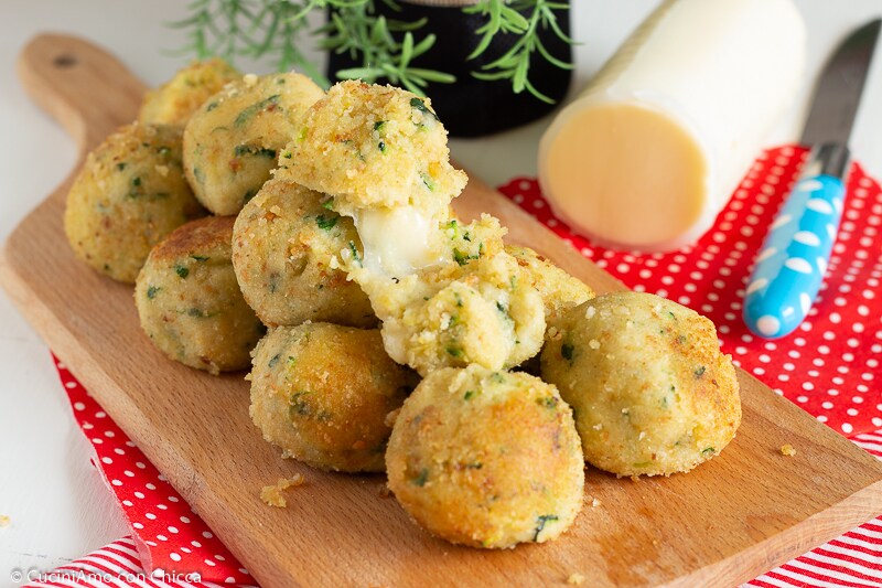 KARTOFFEL- UND ZUCCHINIFRIKADELLEN mit einem schmelzenden Kern