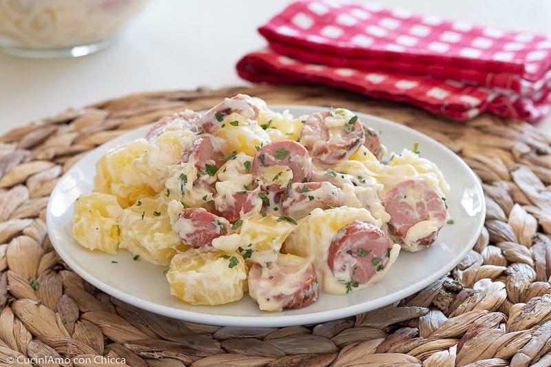 KARTOFFELSALAT MIT WÜRSTCHEN UND KÄSE