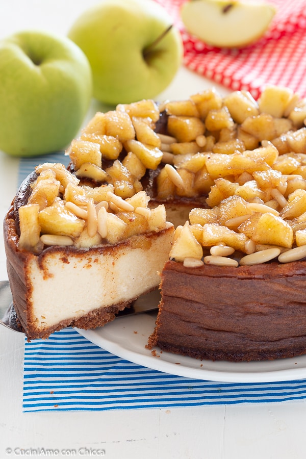 KÄSEKUCHEN MIT ÄPFELN