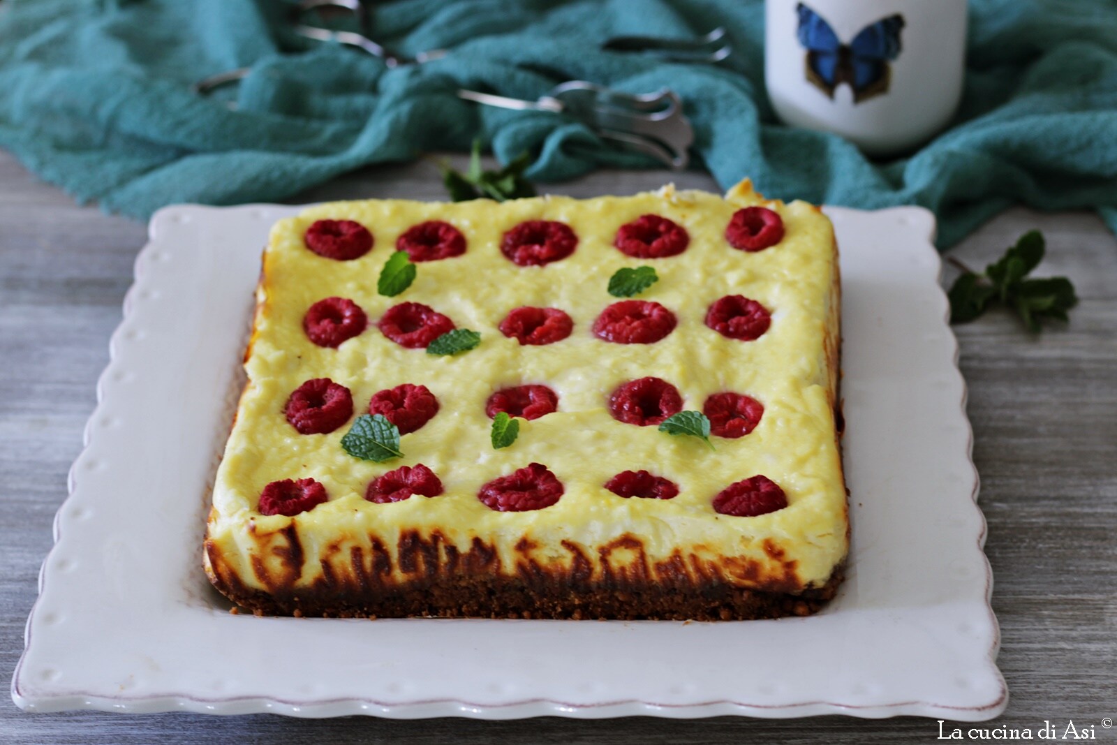 Gebackener Käsekuchen mit Ricotta und Himbeeren