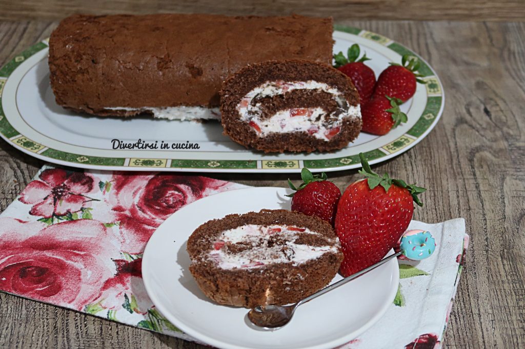 Kakao-Rolle mit Sahne und Erdbeeren