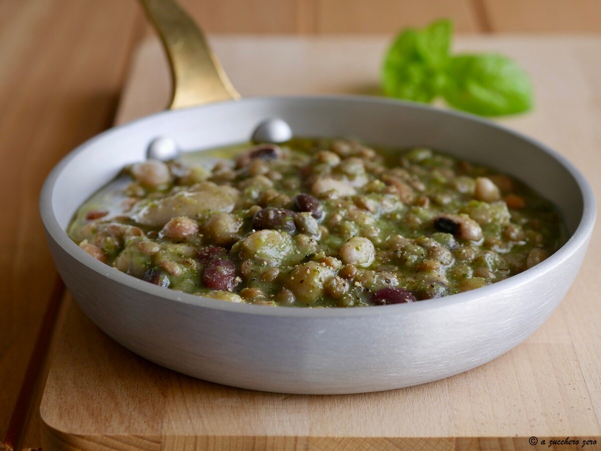 Kalte Suppe mit Zucchini und Hülsenfrüchten