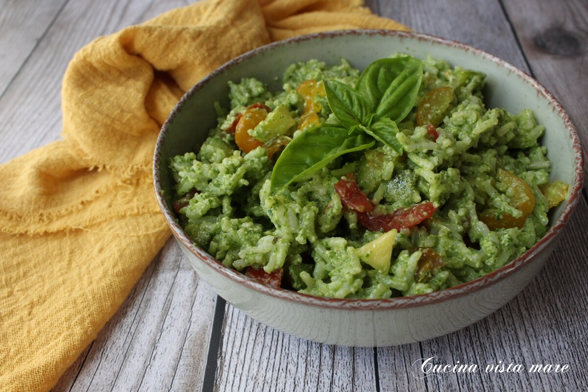 Kalter Reis mit Rucola-Pesto