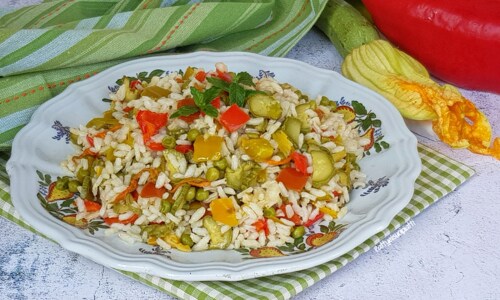 Kalter Reis mit gebratenem Gemüse