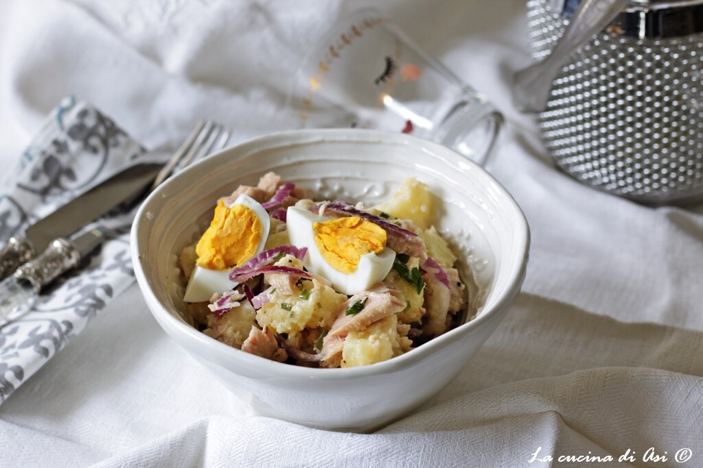 Kartoffelsalat mit Thunfisch, roten Zwiebeln und hartgekochten Eiern