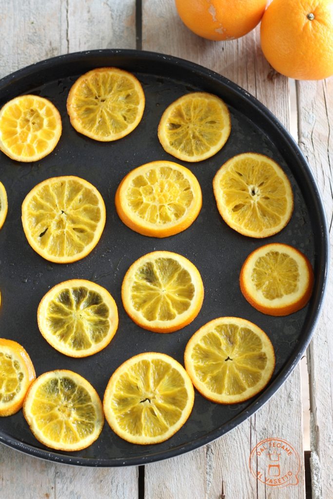 Orangenscheiben, die ohne Zucker in der Mikrowelle karamellisiert wurden