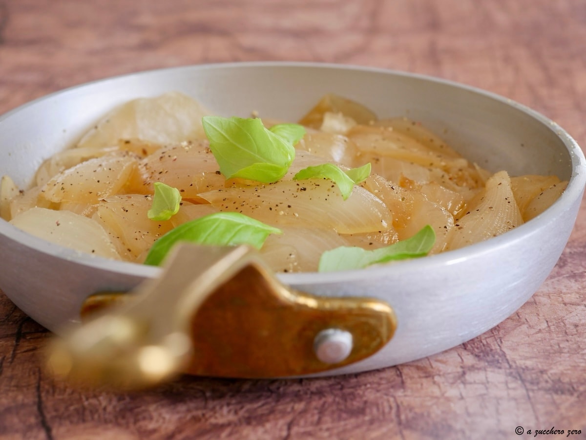 Karamellisierte Zwiebeln in der Pfanne ohne Zucker