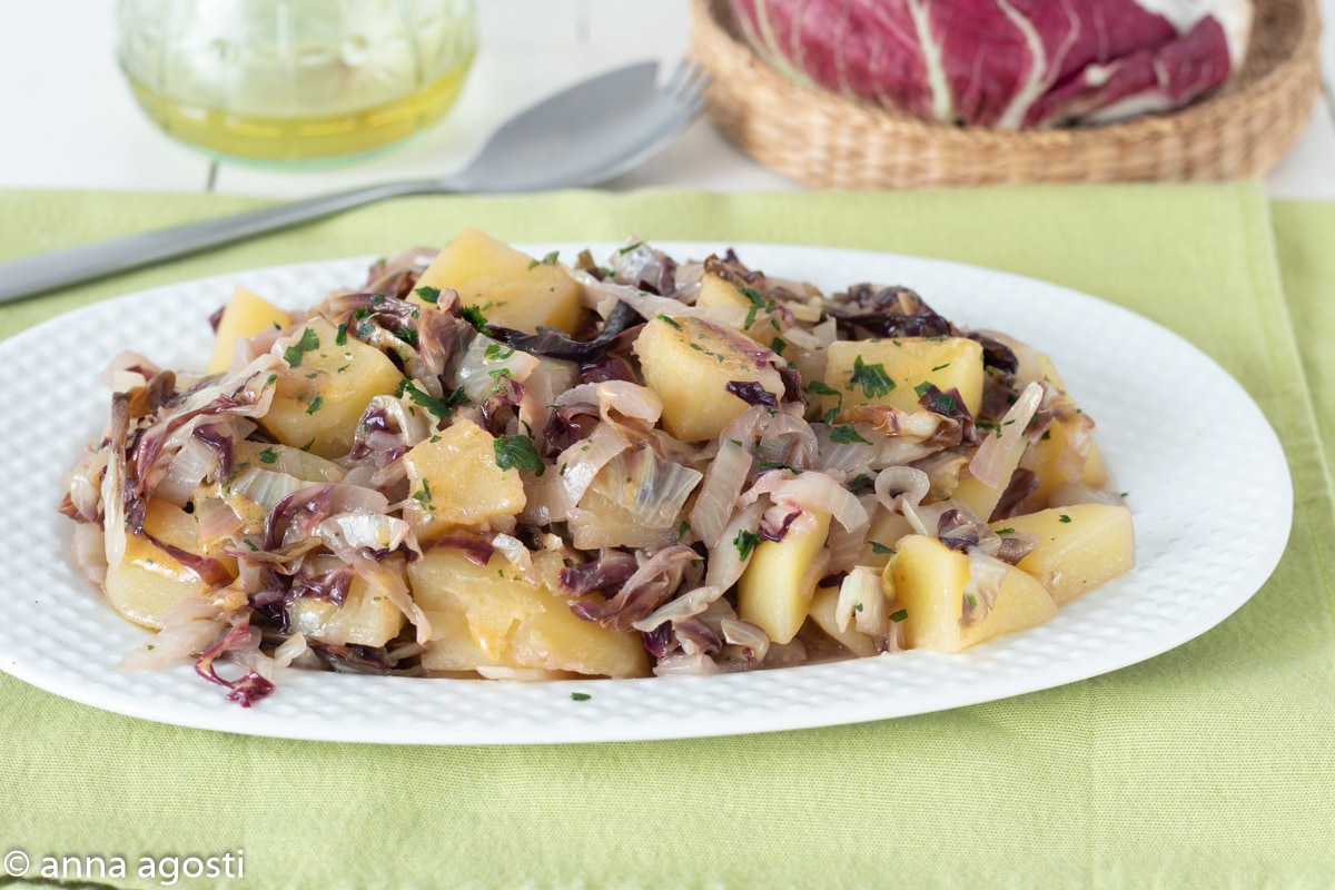 Kartoffeln und Radicchio Beilage in der Pfanne