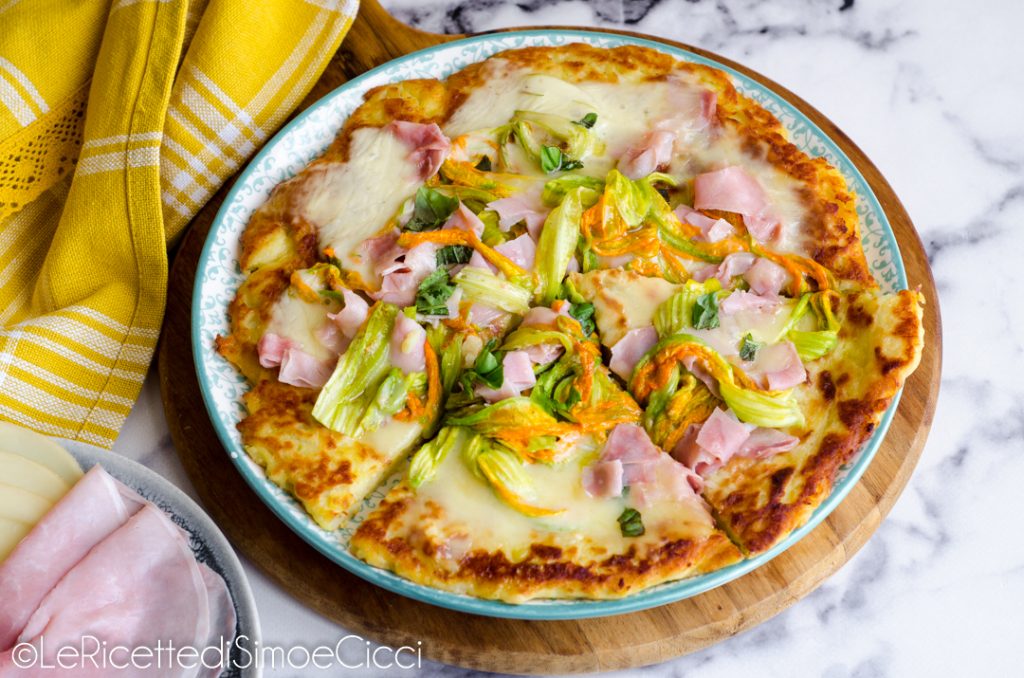 Kartoffelpizza in der Pfanne mit Zucchiniblüten und Schinken