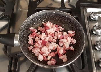 braten Sie den Speck in einer Pfanne an