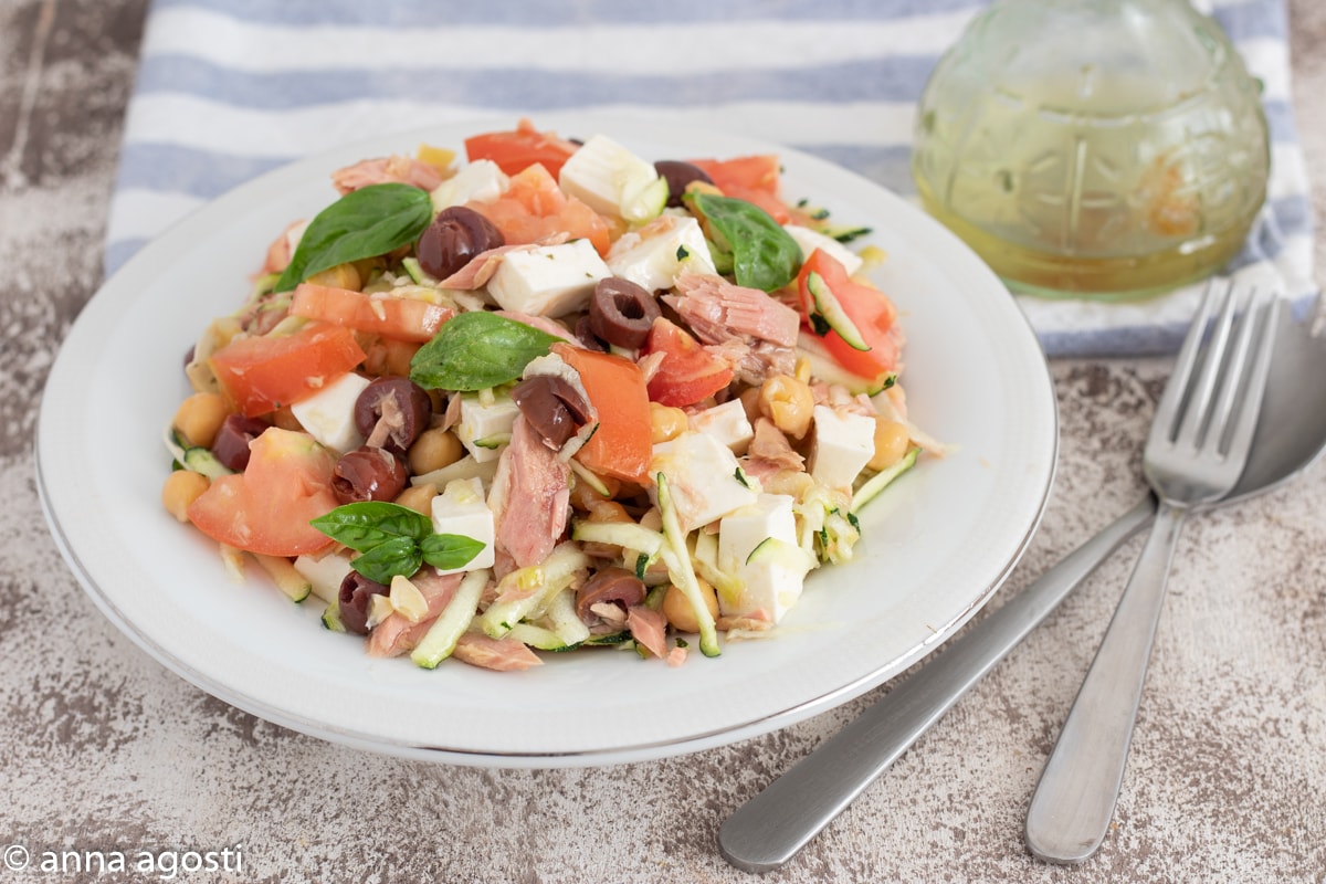 Kichererbsen Thunfisch und griechischer Feta Salat
