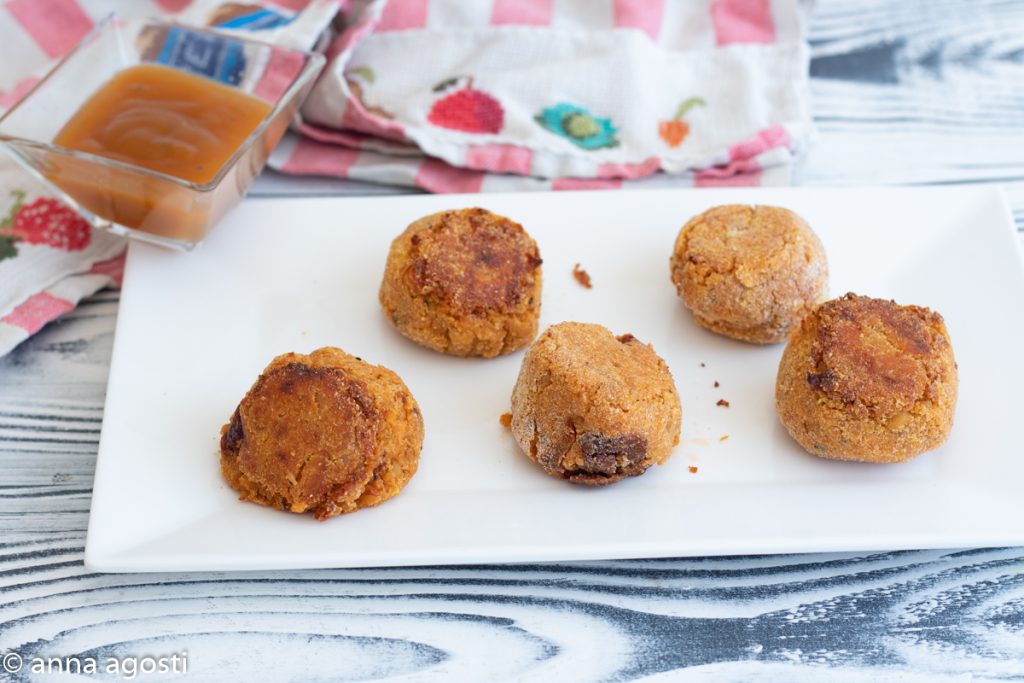 Kichererbsenbällchen und getrocknete Tomaten