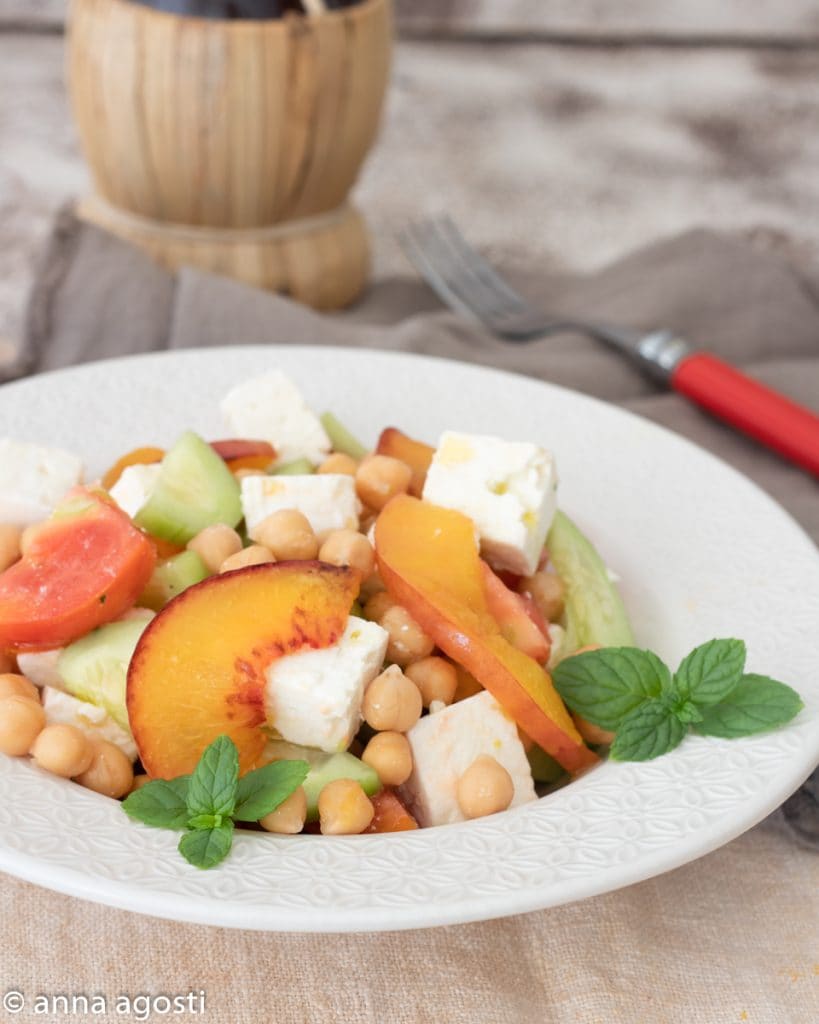 Kichererbsensalat mit Feta und Pfirsichen