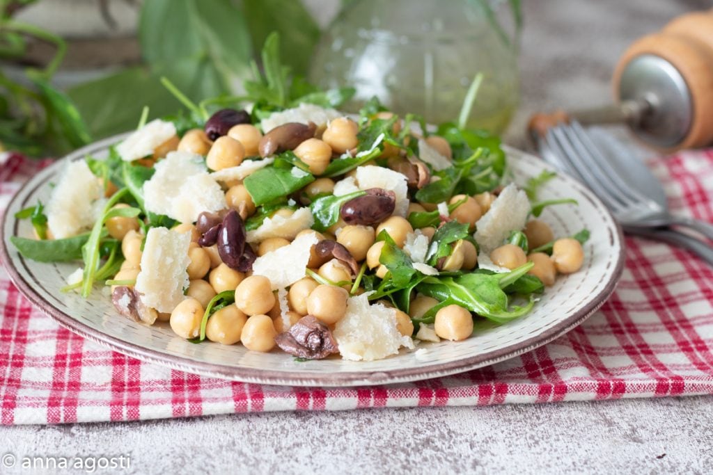 Kichererbsensalat mit Rucola und Grana