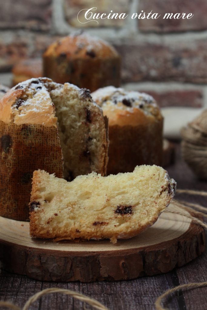 Kleine Panettone mit Schokoladentropfen Küste Blick Küche