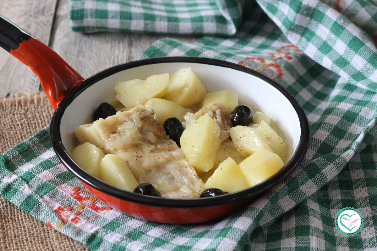 Klippfisch mit Kartoffeln und Oliven in Weiß