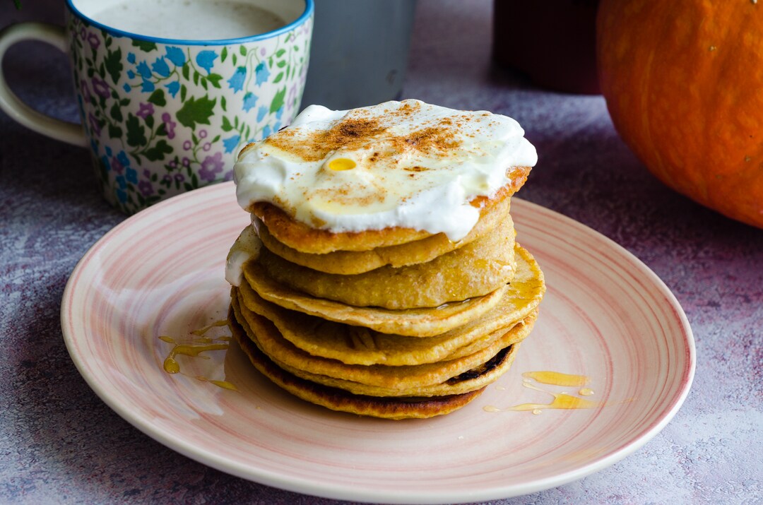 Kürbis-Pfannkuchen, weich, duftend und köstlich ohne raffinierten Zucker!