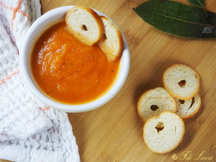 Kürbis- und Tomatencremesuppe mit Lorbeer: Das einfache und cremige Rezept, das das Herz erwärmt