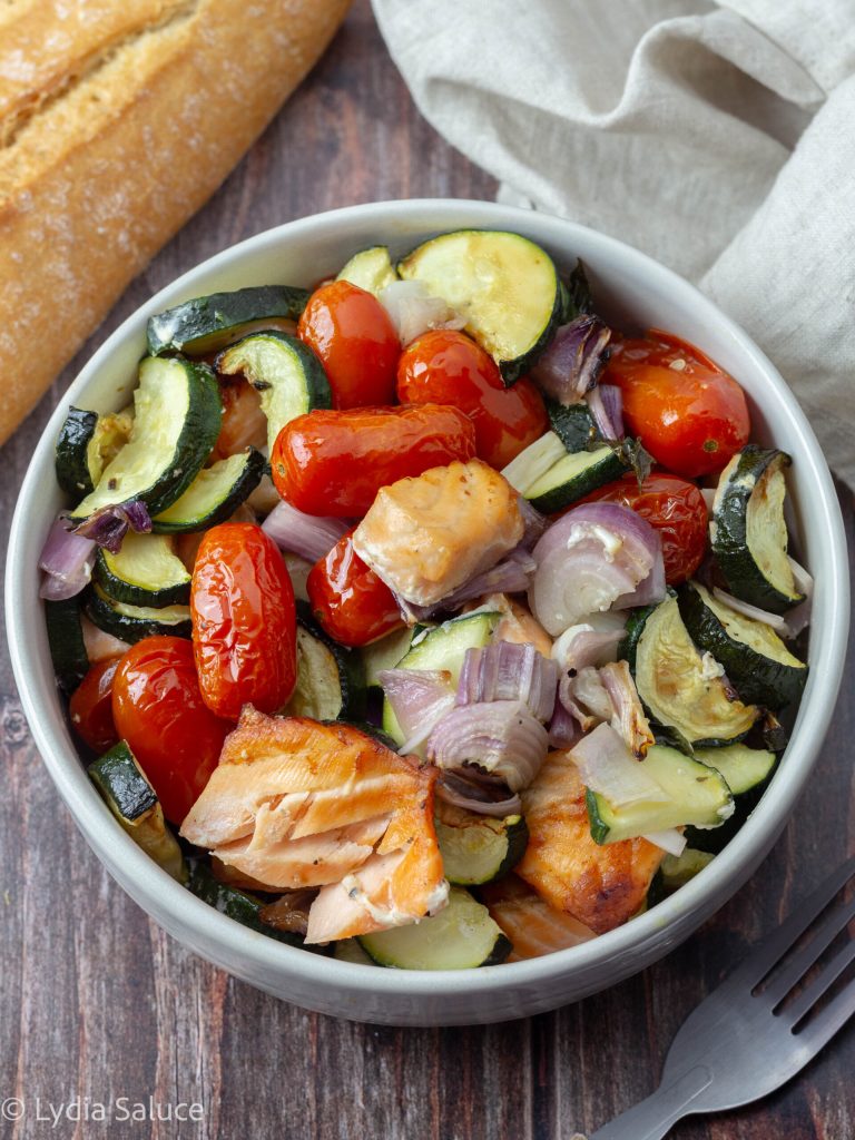 Lachs in der Heißluftfritteuse mit Zucchini, Kirschtomaten und Zwiebeln