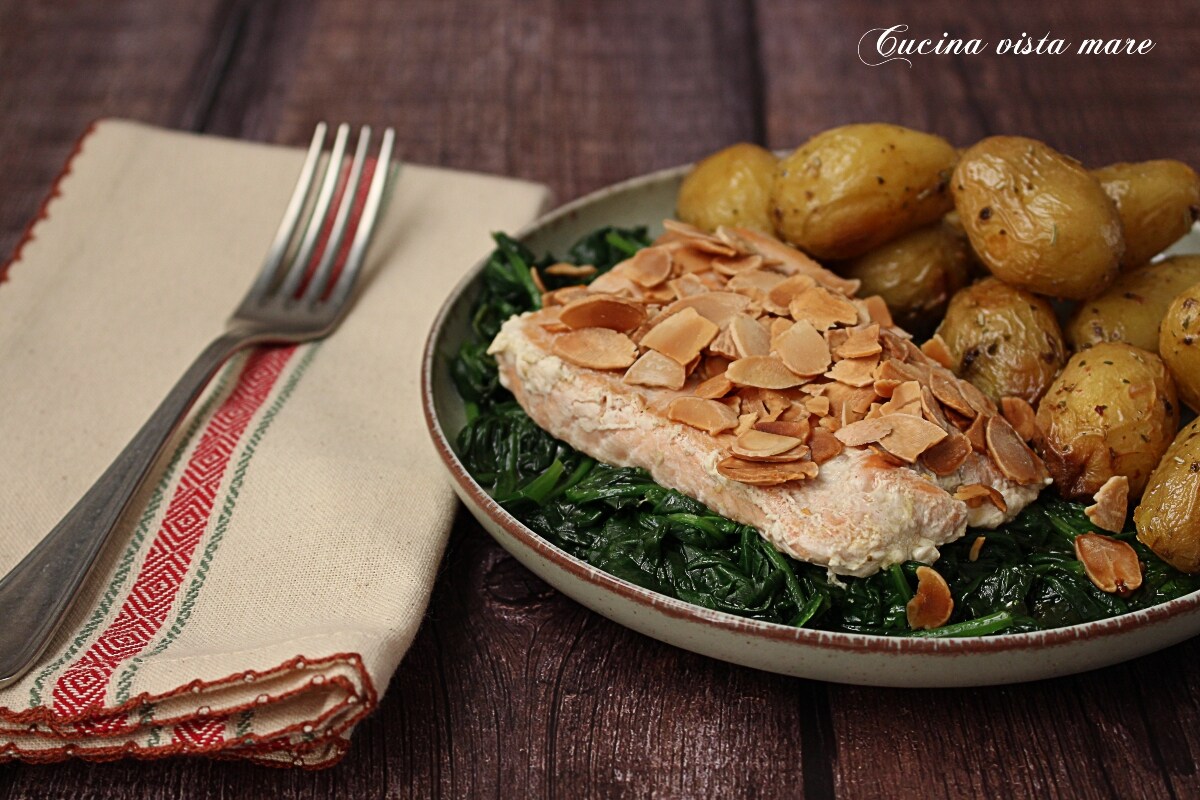 Lachs in der Pfanne mit Mandeln