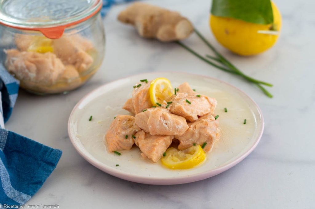 Lachs mit Zitrone im Glas gekocht