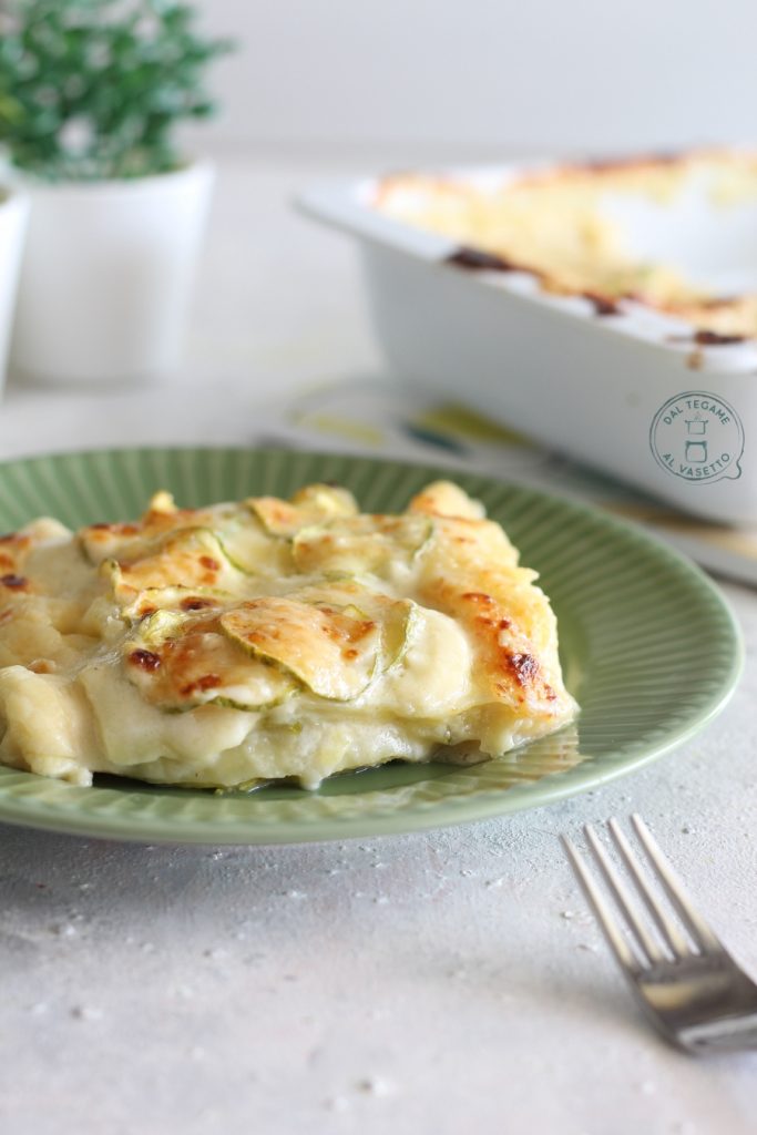 Teller mit Lasagne mit Béchamel und Zucchini in der Mikrowelle gekocht