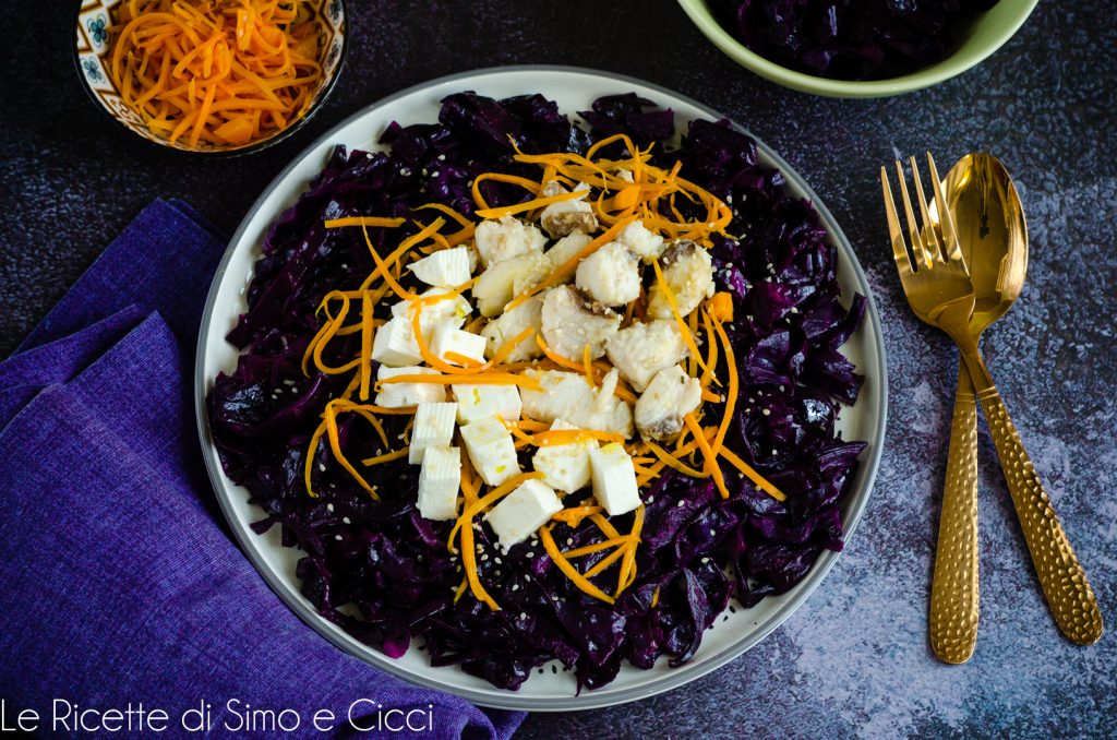 Lauwarmer Rotkohlsalat mit Fisch und Käse
