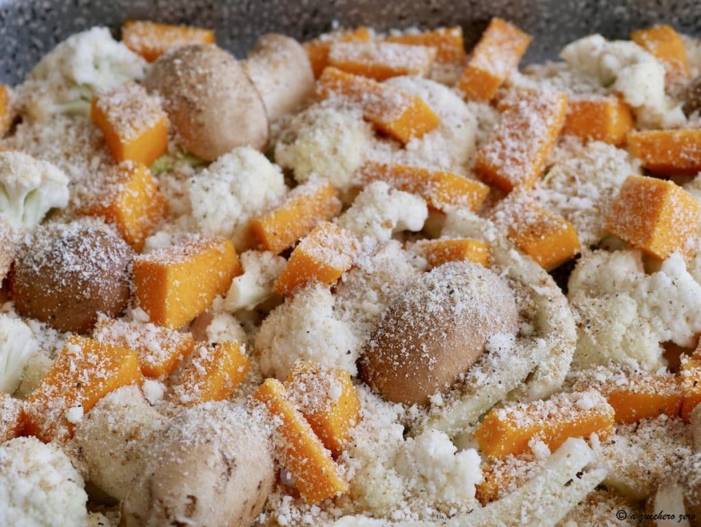 Leichte überbackene Herbstgemüse vor dem Backen