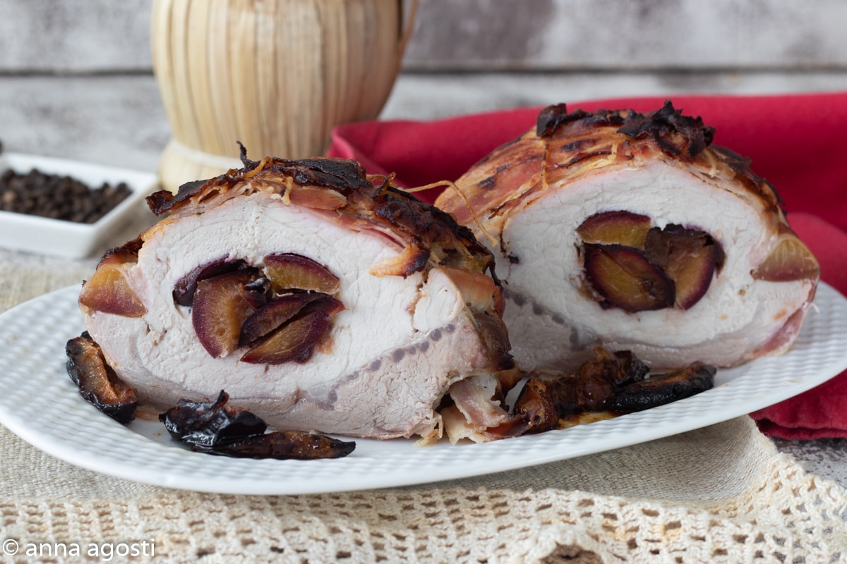 Lendenstück mit Speck und Pflaumen umwickelt