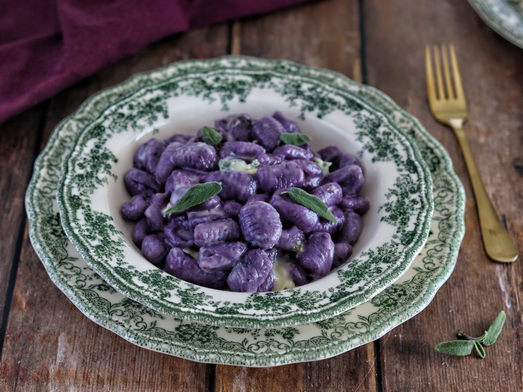 Lila Kartoffelgnocchi mit Gorgonzola
