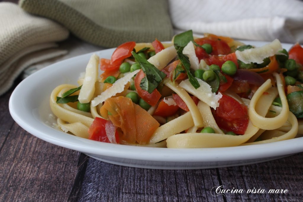 Linguine mit den Aromen des Gartens, Küche mit Meeresblick