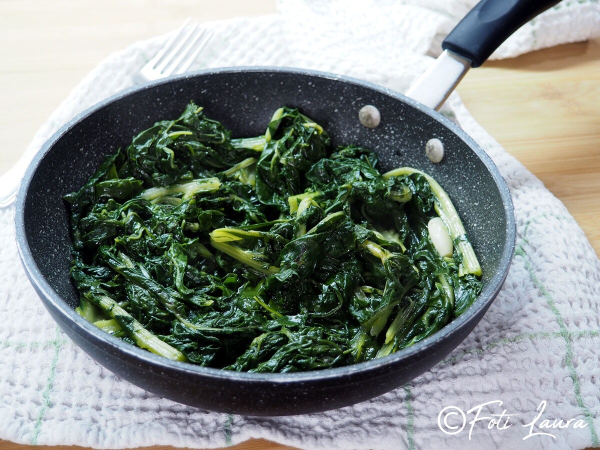 Mangold in der Pfanne mit Knoblauch: Leichte und schmackhafte Beilage