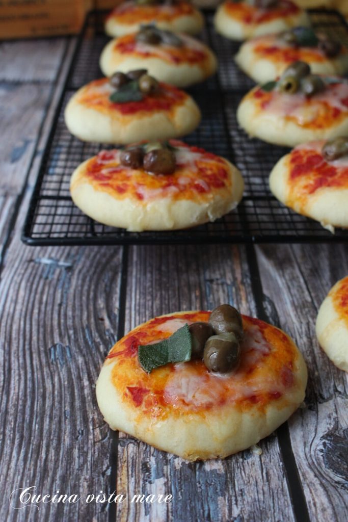 Mediterrane Pizzette Küche mit Meerblick