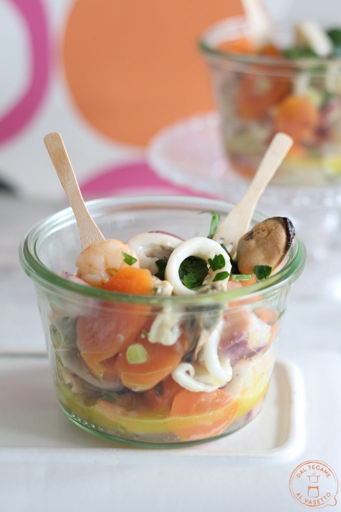 Meeresfrüchtesalat im Glas mit Mikrowellenvakuumgaren