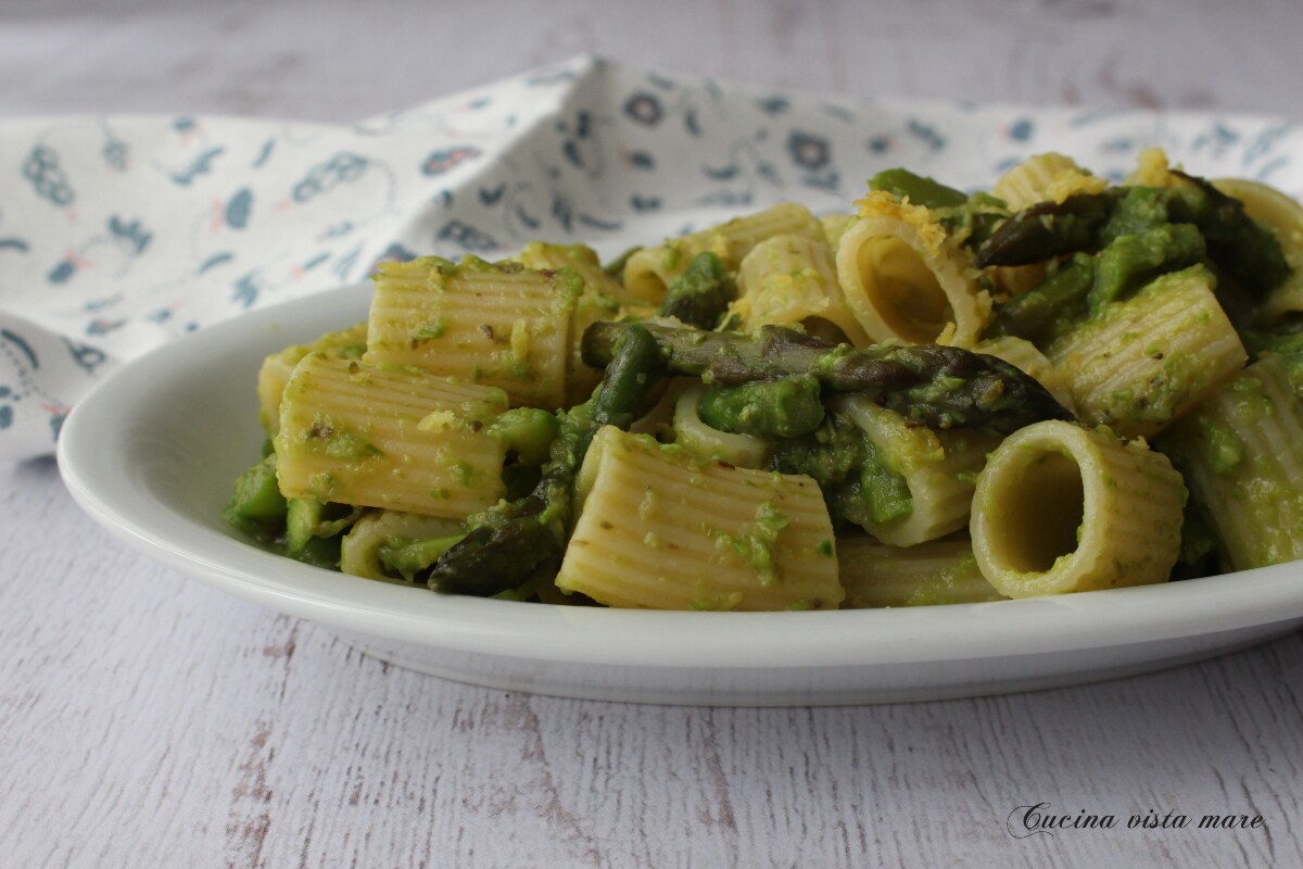 Mezze Maniche mit Spargel und Zitrone