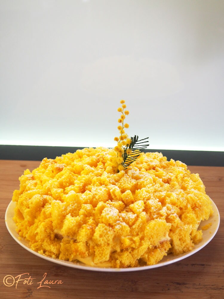 Weiche Mimosentorte, dekoriert mit Biskuitwürfeln, inspiriert von der Blume, die das Symbol des Internationalen Frauentags ist.