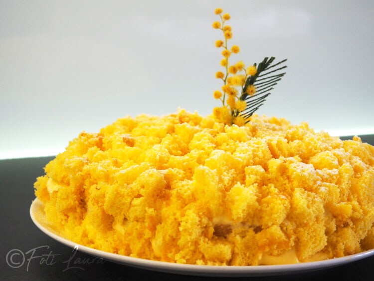 Weiche Mimosentorte, dekoriert mit Biskuitwürfeln, inspiriert von der Blume, die das Symbol des Internationalen Frauentags ist.