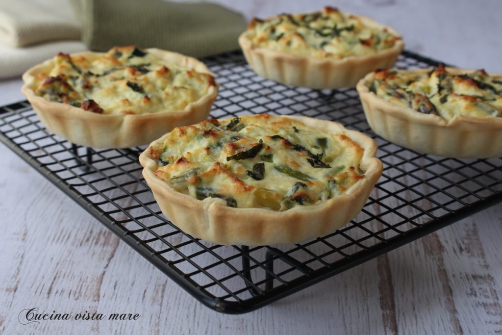 Mini-Quiches mit Spargel und Zucchini, Küche mit Meeresblick
