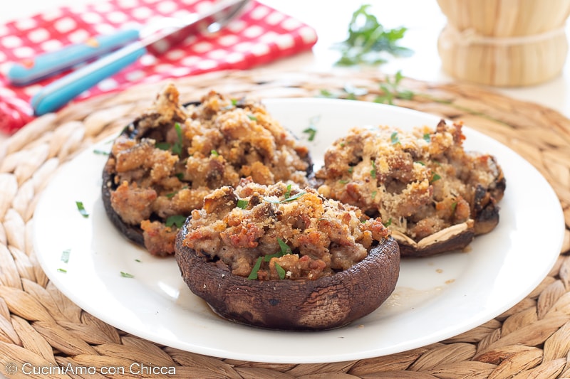 Mit Wurst gefüllte Portobello-Pilze