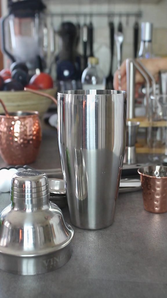 Die Zutaten des Moscow Mule mit einem Bar-Löffel mischen