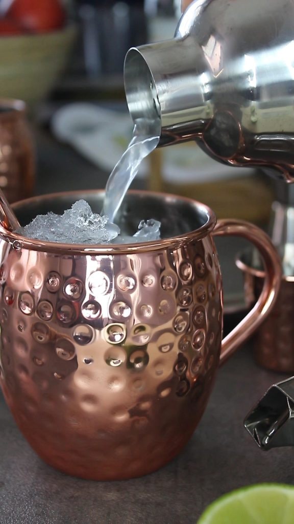 Moscow Mule serviert im Kupferbecher