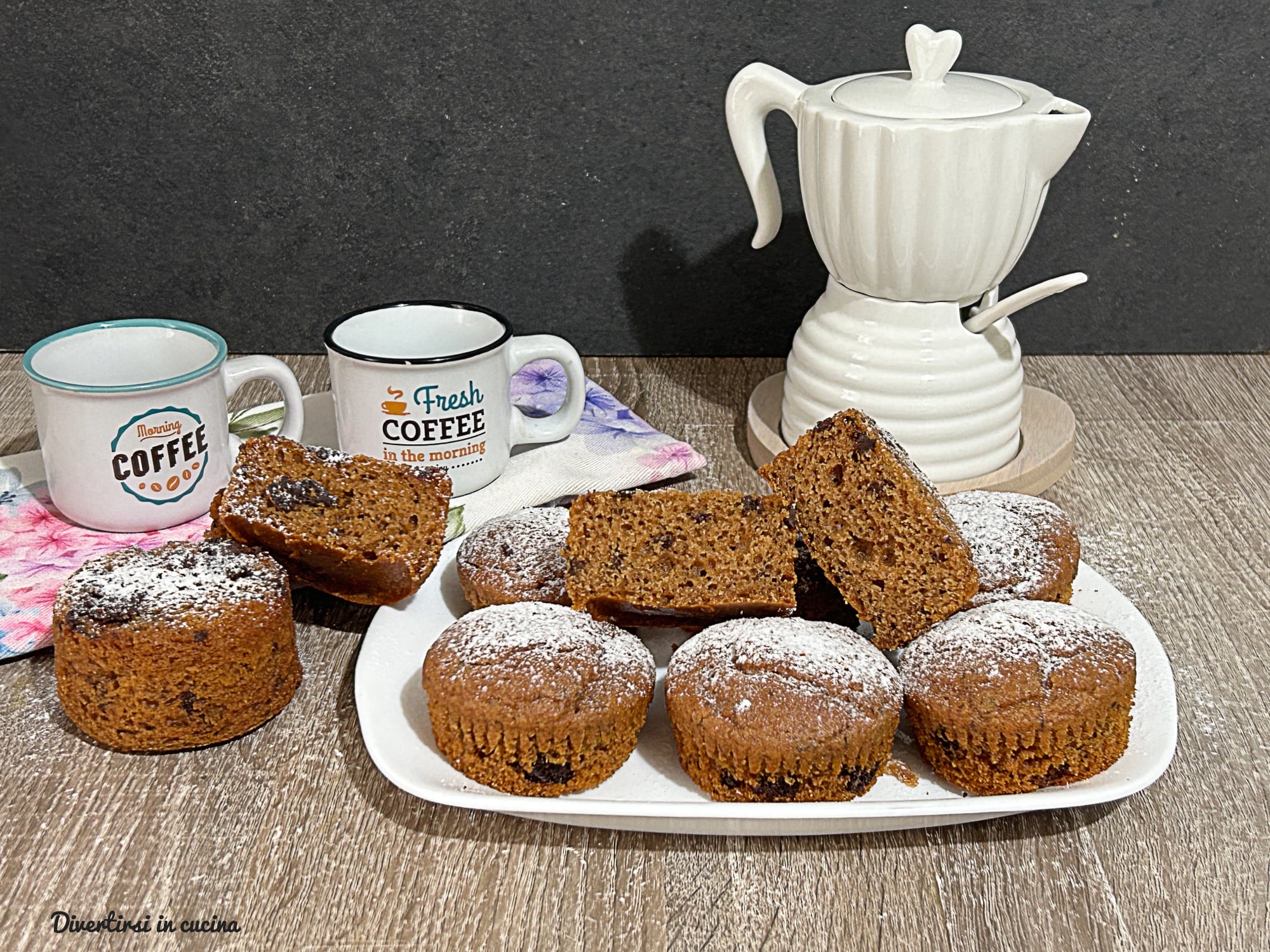 Muffins mit Milch und Keksen