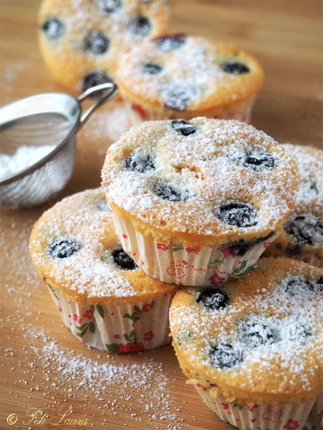 Muffins mit Schokostückchen und Heidelbeeren