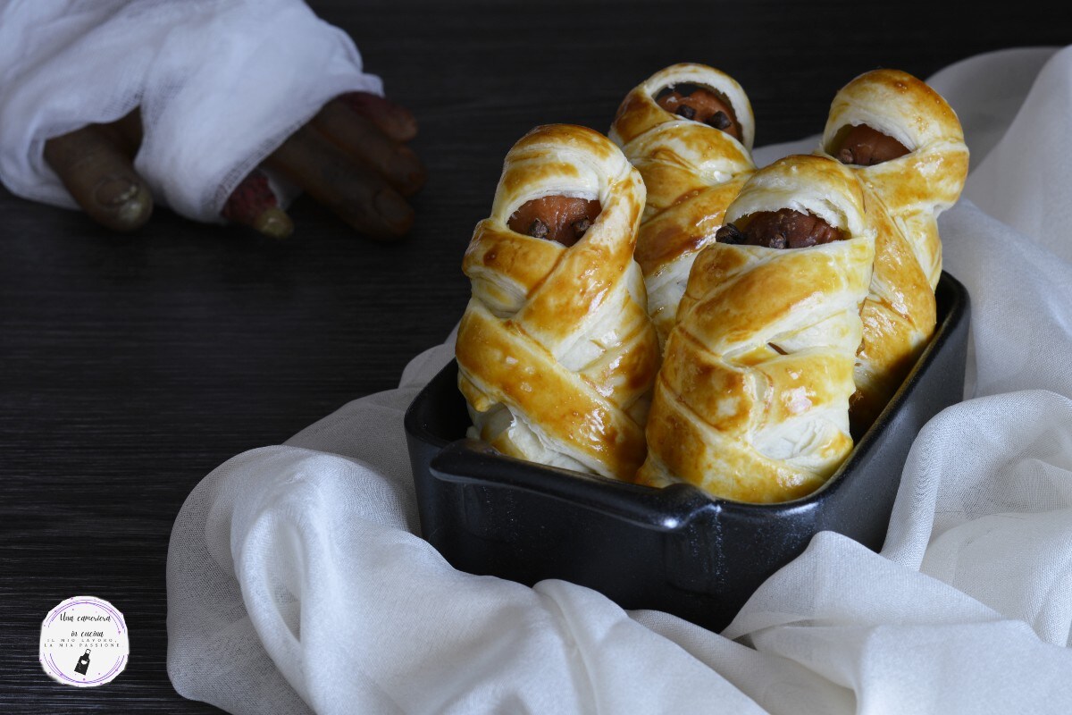 Mumien aus Würstchen und Blätterteig