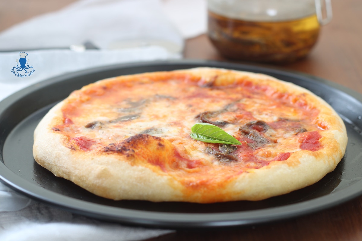 Neapolitanische Pizza mit Anchovis, Rezept mit Hefeteig